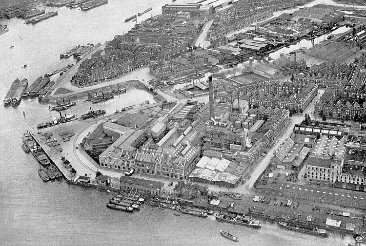 Luchtfoto van dit deel van Feijenoord, eerste helft 20e eeuw. (Afbeelding: buurtvereniging Stampioendwarsstaten)