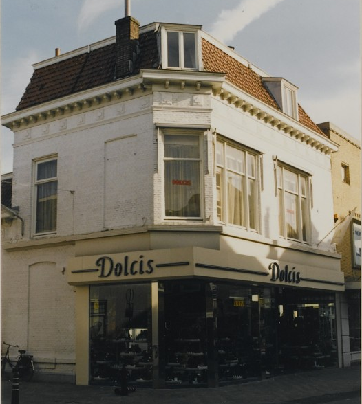 Huis 'De Croon' op een opname uit 1990. Het pand ziet er tegenwoordig ietsje beter uit dan 24 jaar geleden, schoenenwinkel Dolcis zit er nog altijd in. (Afbeelding: RHC 't Markiezenhof)