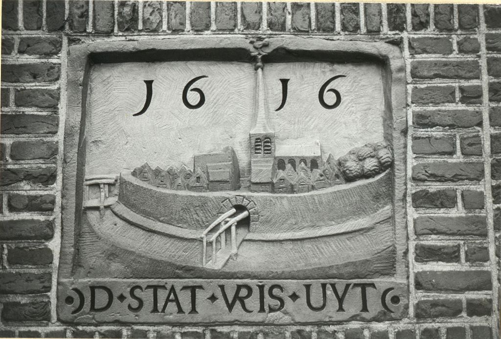 Een zicht op Friesoythe (middelnederlands: 'Vris Uyt') op een gevelsteen te Delft, daterend van 1616. (Afbeelding: J. Hoekstra/Creative Commons)