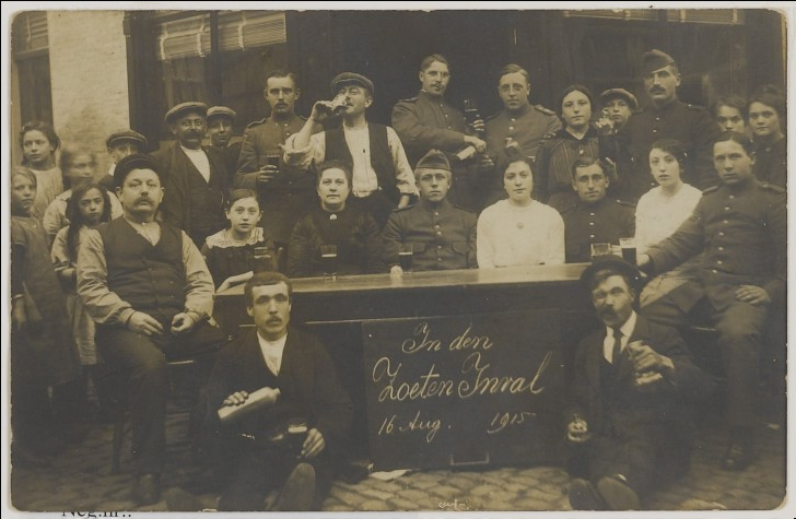 Zoekplaatje: ik ben nog altijd op zoek naar een foto van mijn betovergrootouders Kees Linders en Maria van den Boom. Op deze foto gasten van café 'Den Zoeten Inval' aan de Vischmarkt rond 1915, waar mogelijk zij, of verdere familie, op te zien zijn. Iemand? (Afbeelding: RHC 't Markiezenhof)