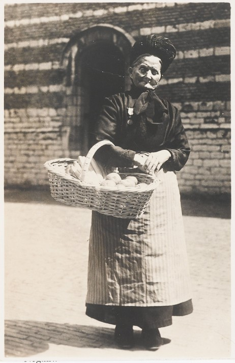 Anneke van Gin met haard mandje voor het Markiezenhof op 22 mei 1937. (Afbeelding: RHC 't Markiezenhof)